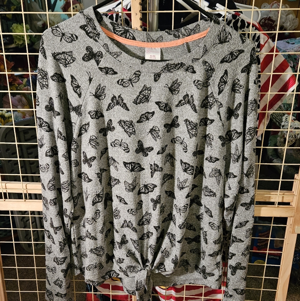This listing is for a Beautiful PRELOVED Butterfly Top. No Boundaries Size XL